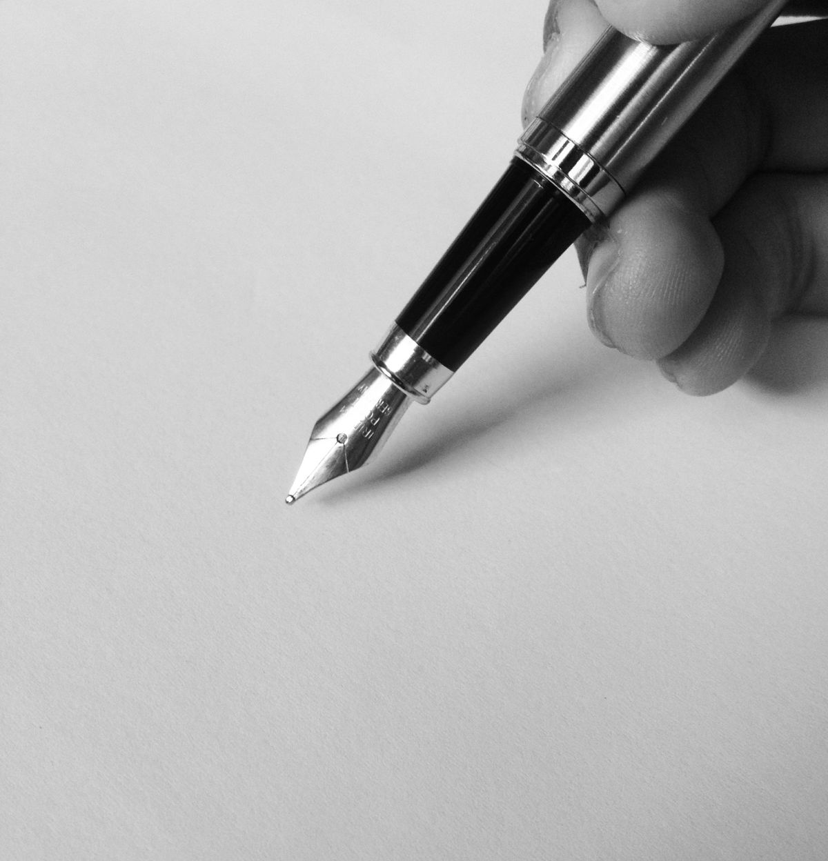 Bài đăng: ngòi bút máy trên giấy